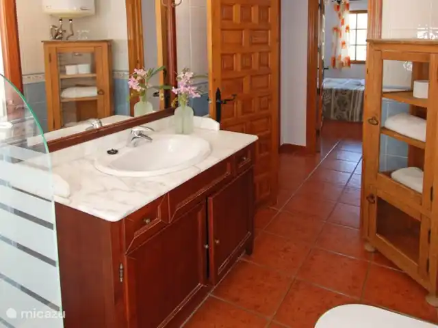 Villa Los Pinos huren in Spanje, Costa del Sol, Comares - villa Een van de 2 ingerichte badkamers.