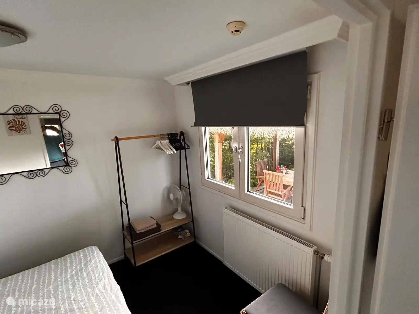 Dormitorio con vistas al jardín