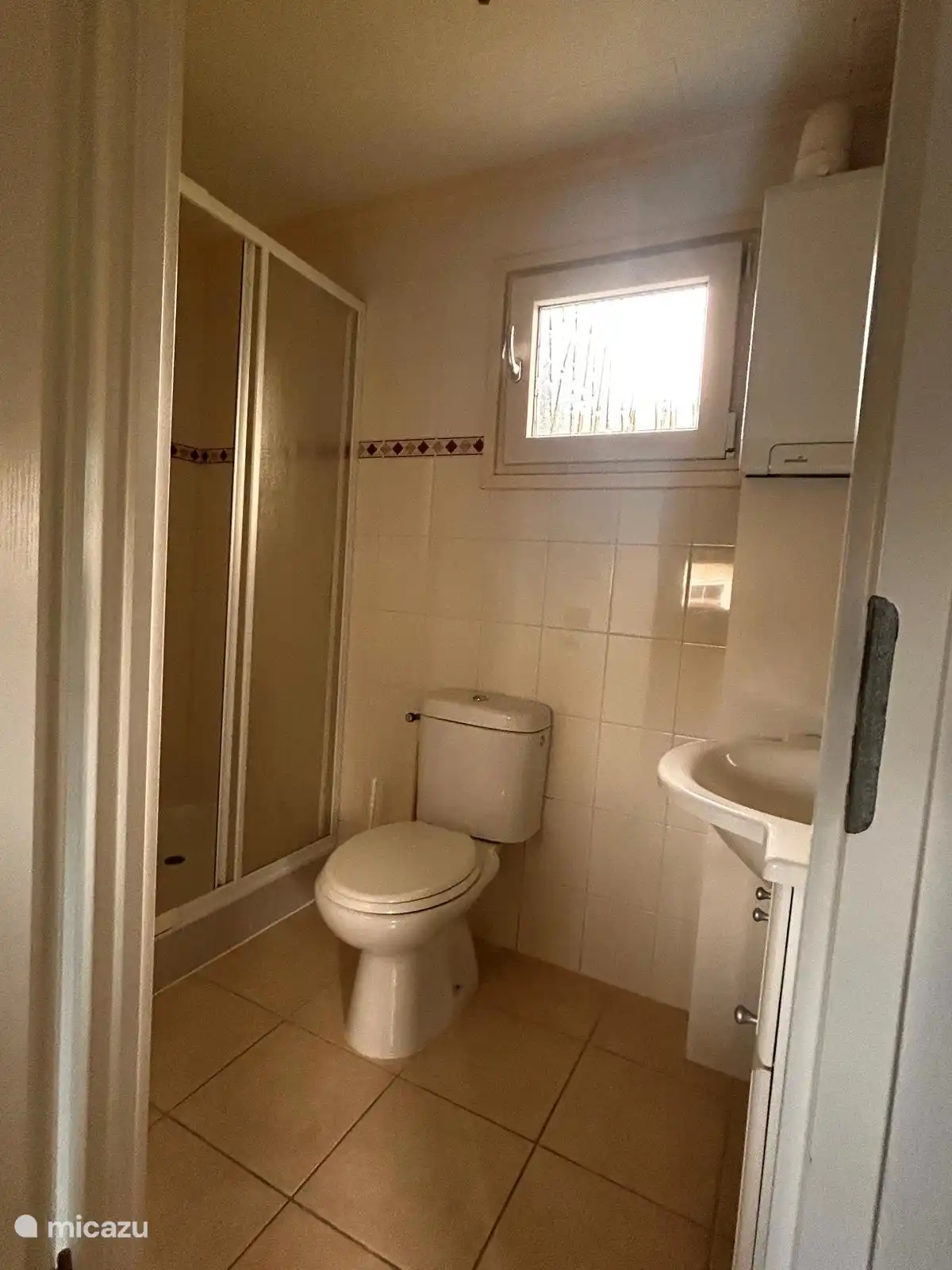 baño con cubículo de ducha