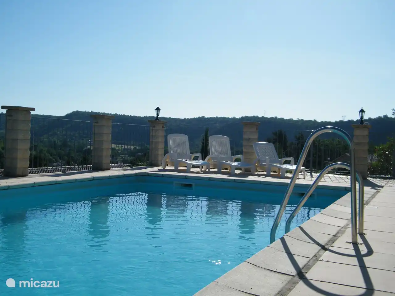 Am Pool lässt es sich wunderbar entspannen.