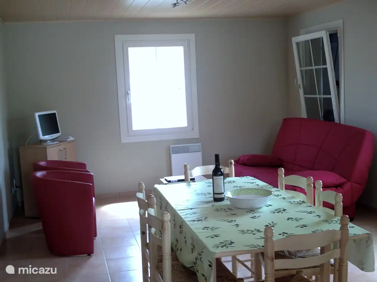 Blick in den Sitz- und Essbereich