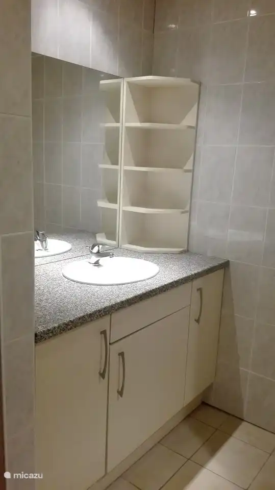 Das Badezimmer hat ein Waschbecken mit Waschbecken