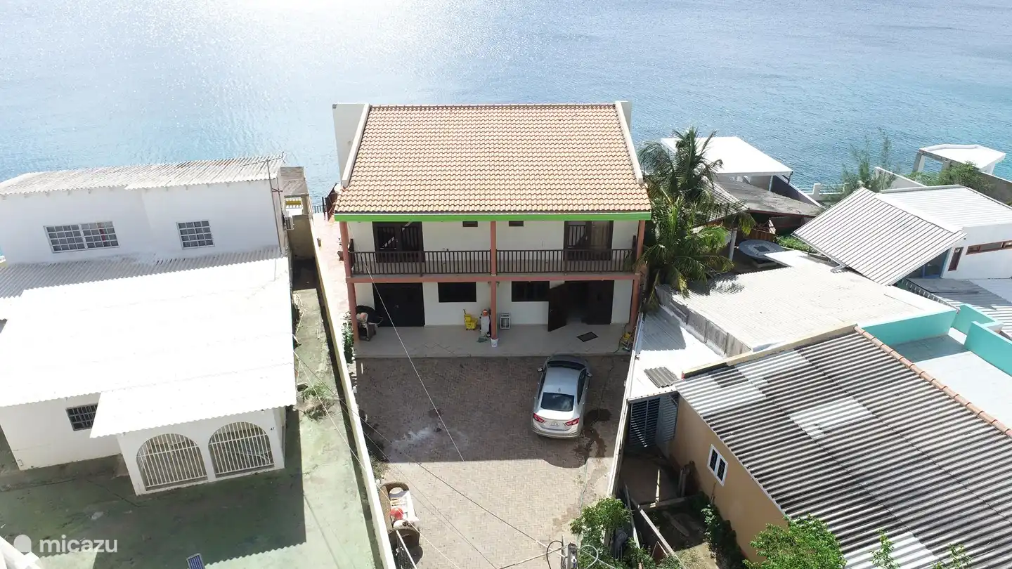 Ferienvilla Straßenseite