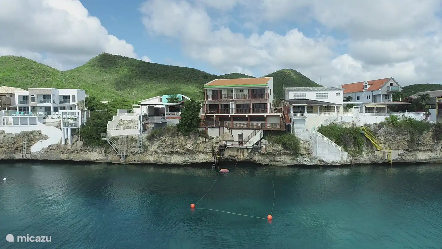 Ferienvilla Straßenseite