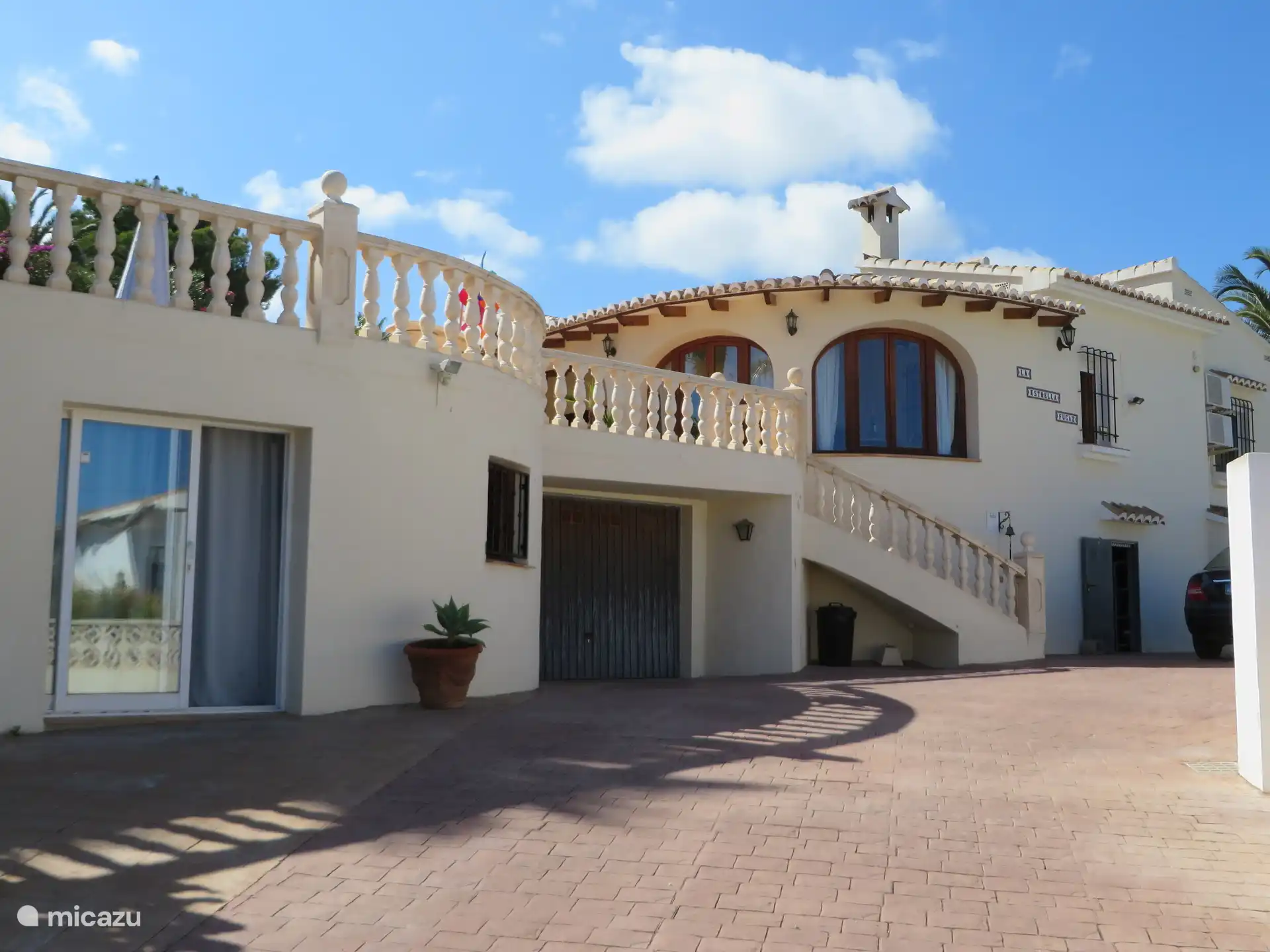 Side view and entrance studio