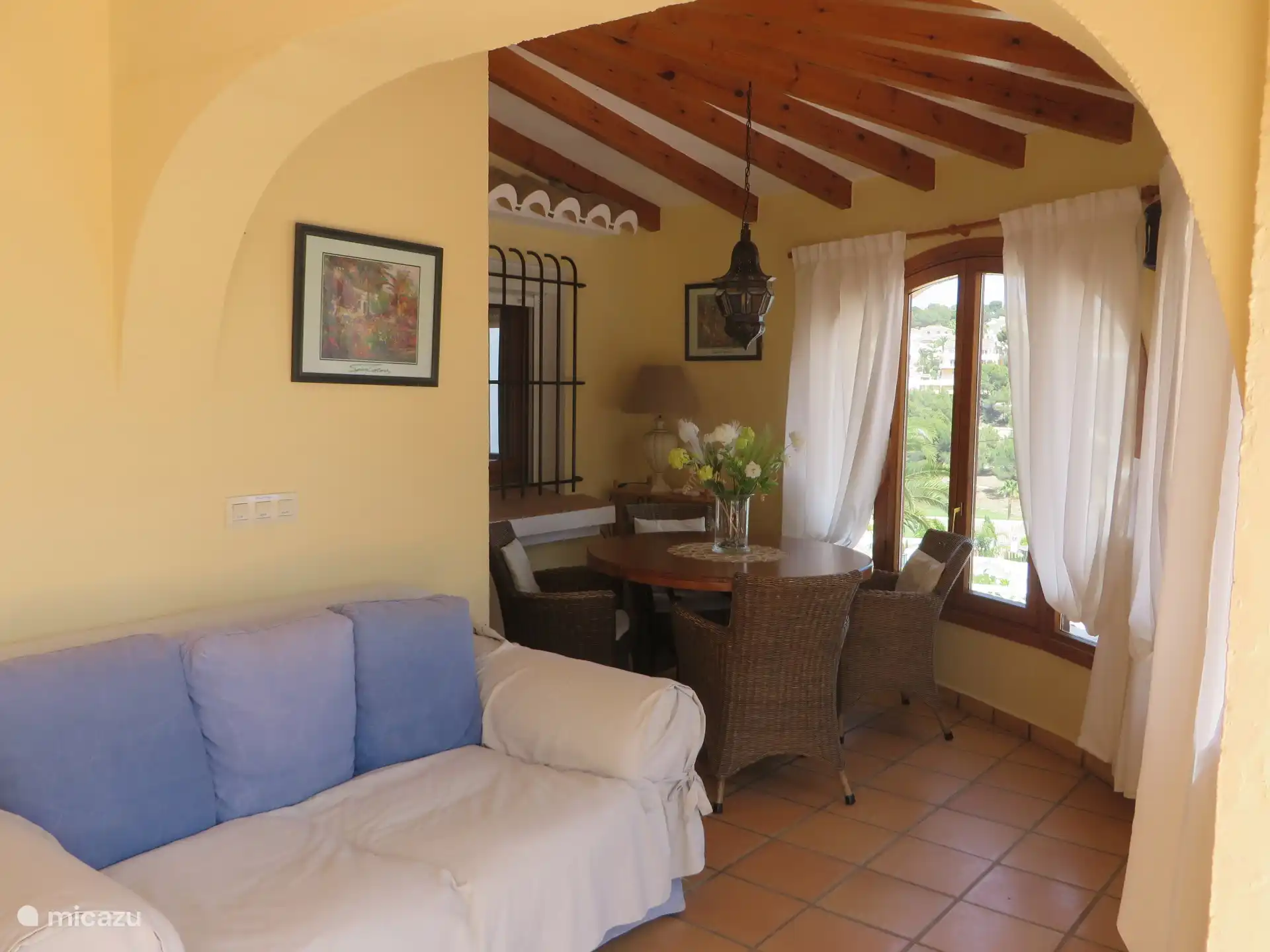 Breakfast area in the semi-open veranda