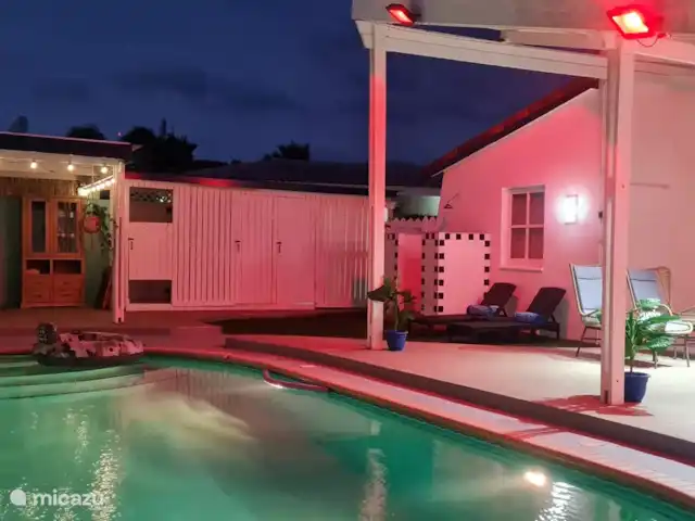 Villa de vacances confortable avec piscine privée | Curaçao, Curaçao-Centre, Abrahamsz - villa Cour arrière confortable avec une grande piscine, un bar, un grill et une terrasse.