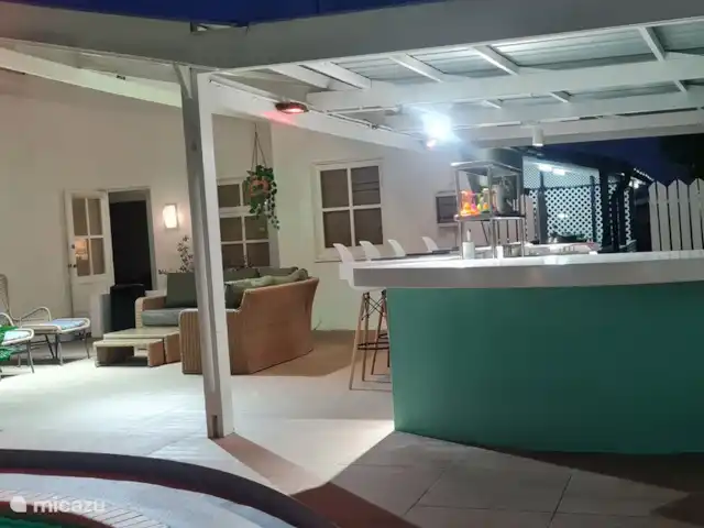 Villa de vacances confortable avec piscine privée | Curaçao, Curaçao-Centre, Abrahamsz - villa Cour arrière confortable avec une grande piscine, un bar, un grill et une terrasse.