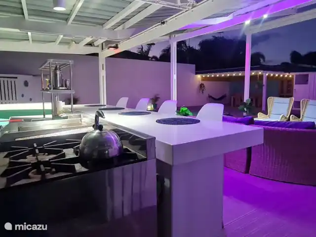 Villa de vacances confortable avec piscine privée | Curaçao, Curaçao-Centre, Abrahamsz - villa Cour arrière confortable avec une grande piscine, un bar, un grill et une terrasse.