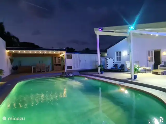 Villa de vacances confortable avec piscine privée | Curaçao, Curaçao-Centre, Abrahamsz - villa Cour arrière confortable avec une grande piscine, un bar, un grill et une terrasse.