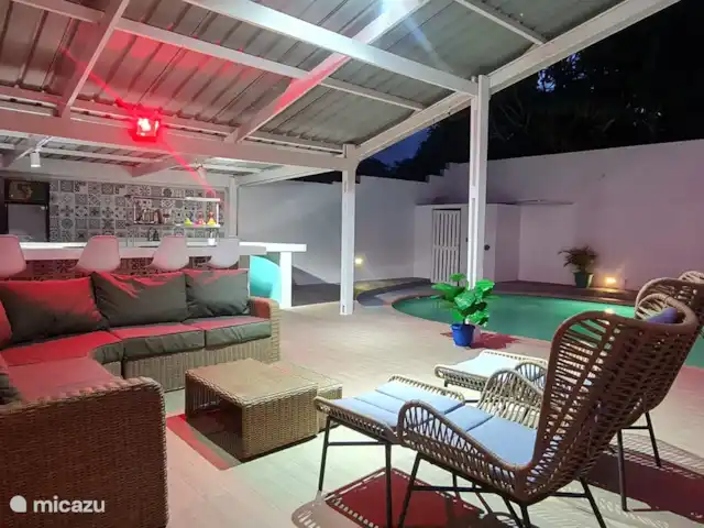 Villa de vacances confortable avec piscine privée | Curaçao, Curaçao-Centre, Abrahamsz - villa Cour arrière confortable avec une grande piscine, un bar, un grill et une terrasse.