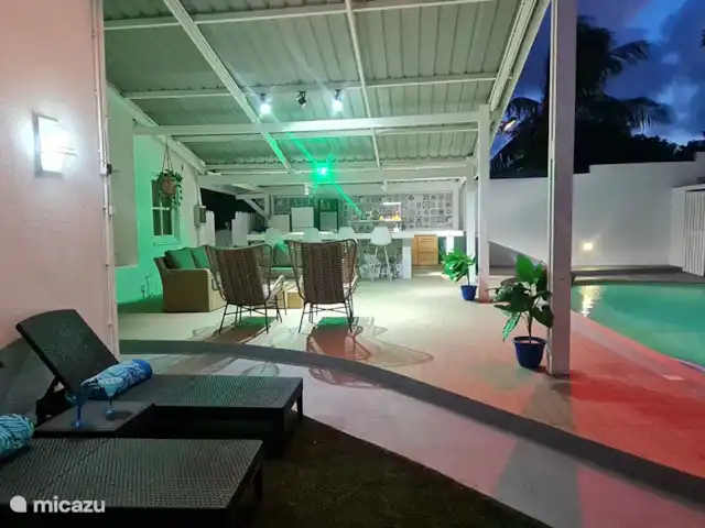 Villa de vacances confortable avec piscine privée | Curaçao, Curaçao-Centre, Abrahamsz - villa Cour arrière confortable avec une grande piscine, un bar, un grill et un patio.