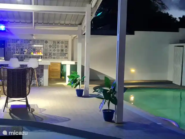 Villa de vacances confortable avec piscine privée | Curaçao, Curaçao-Centre, Abrahamsz - villa Cour arrière confortable avec une grande piscine, un bar, un grill et un patio.