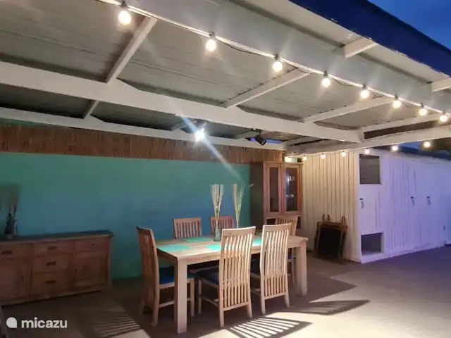 Villa de vacances confortable avec piscine privée | Curaçao, Curaçao-Centre, Abrahamsz - villa Coin salon dans le jardin avec salles de bains en arrière-plan.