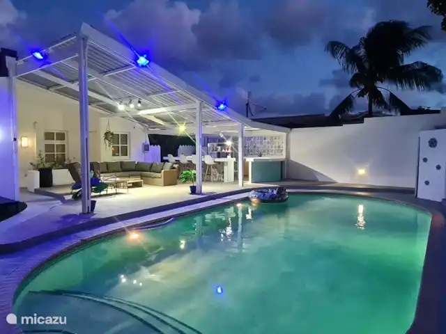 Villa de vacances confortable avec piscine privée | Curaçao, Curaçao-Centre, Abrahamsz - villa Cour arrière confortable avec une grande piscine, un bar, un grill et une terrasse.