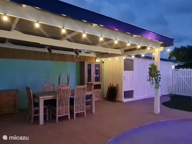 Villa de vacances confortable avec piscine privée | Curaçao, Curaçao-Centre, Abrahamsz - villa Cour arrière confortable avec une grande piscine, un bar, un grill et un patio.