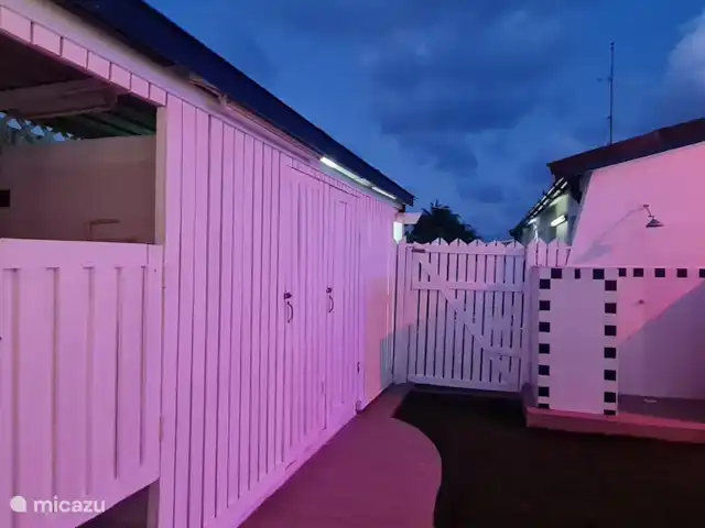 Villa de vacances confortable avec piscine privée | Curaçao, Curaçao-Centre, Abrahamsz - villa toilettes et douche à l'extérieur