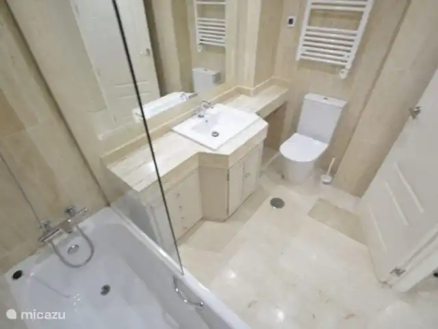 Casa del Lago, Elviria, Marbella | Espagne, Costa del Sol, Marbella Elviria - appartement Salle de bain 1