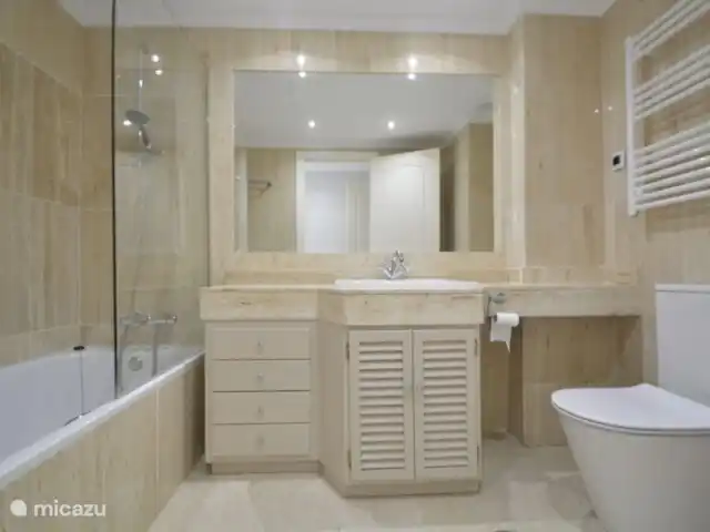Casa del Lago, Elviria, Marbella | Espagne, Costa del Sol, Marbella Elviria - appartement Salle de bain 1