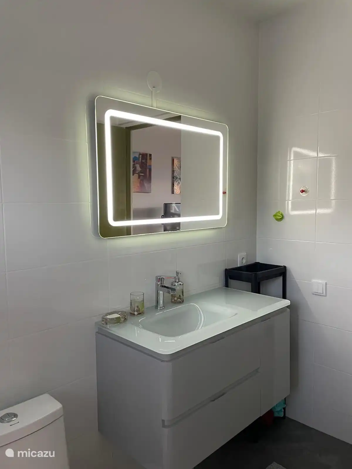 Spiegel mit Beleuchtung.