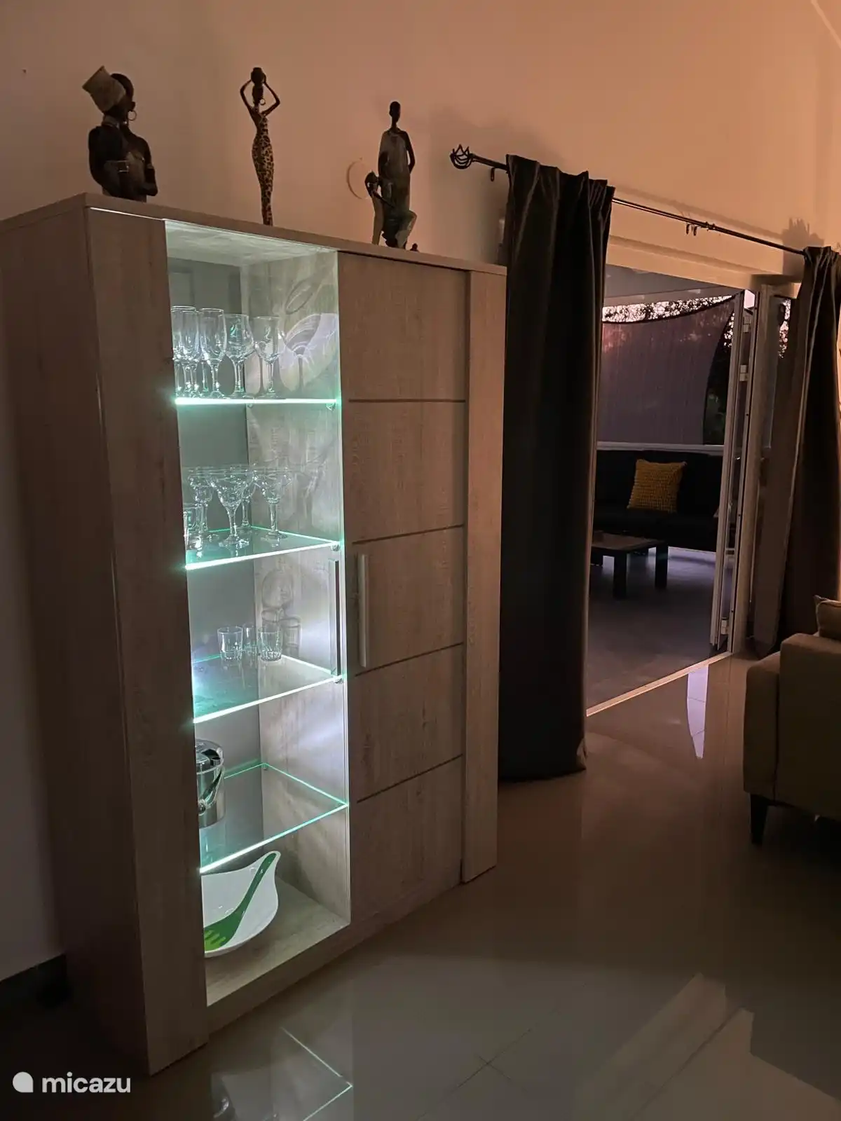 Schrank mit Beleuchtung.