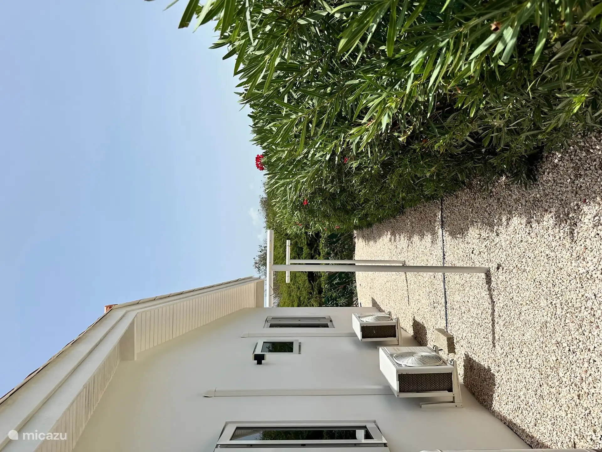 Wäscheleine hinterm Haus.