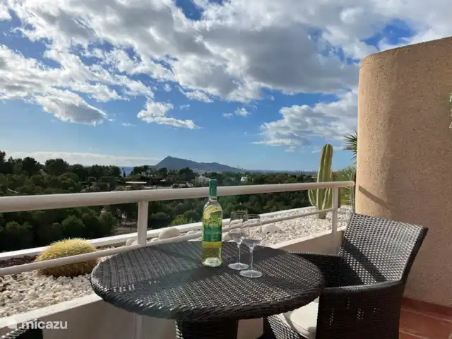 Bonita Vista Altea | Espagne, Costa Blanca, Altea - appartement Table en osier avec 2 chaises avec une belle vue depuis la terrasse.