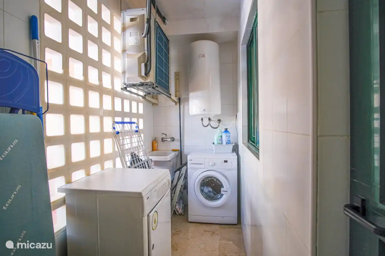 Débarras séparé, avec machine à laver et sèche-linge.