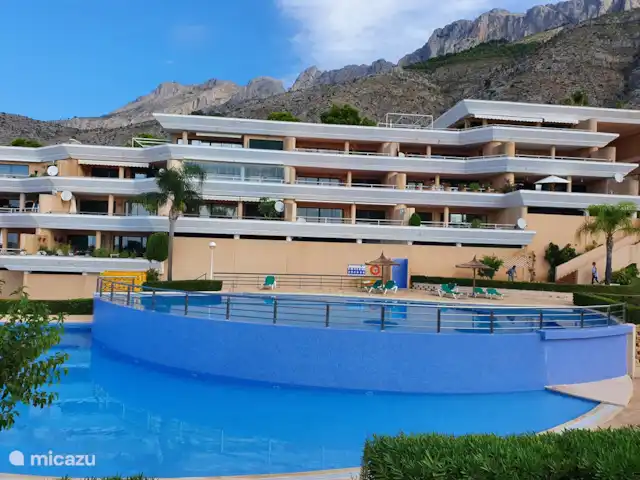 Bonita Vista Altea | Espagne, Costa Blanca, Altea - appartement Belle vue sur la piscine, avec les montagnes en arrière-plan.