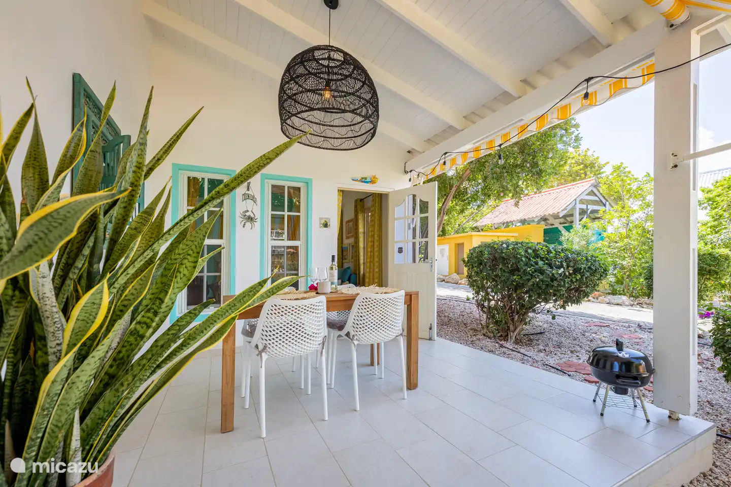 Disfruta de nuestra terraza exterior, con tumbonas