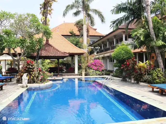 Vakantiehuis-Bali huren in Indonesië, Bali, Sanur - appartement Zwembad met kinderbad met ligstoelen.