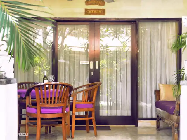 Vakantiehuis-Bali huren in Indonesië, Bali, Sanur - appartement Terras met tafel en 4 stoelen en een loungebank