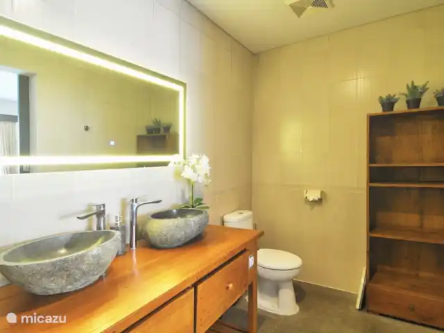 Vakantiehuis-Bali huren in Indonesië, Bali, Sanur - appartement Eerste badkamer