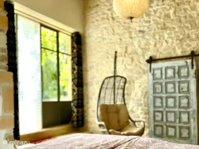 casa rural / cabaña en Francia, Lot, Marminiac – Bella Boissierette 'Pura' Vista desde la cama hacia el exterior