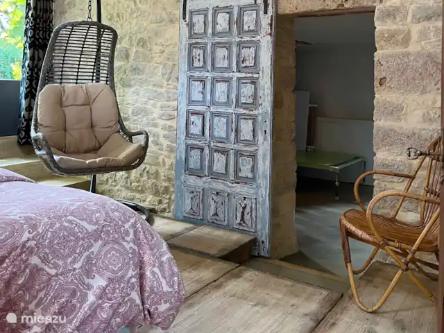 casa rural / cabaña en Francia, Lot, Marminiac – Bella Boissierette 'Pura' ¿Dormitorio con vistas al amplio pasillo para guardar los vinos que se han comprado? Ambiente fresco