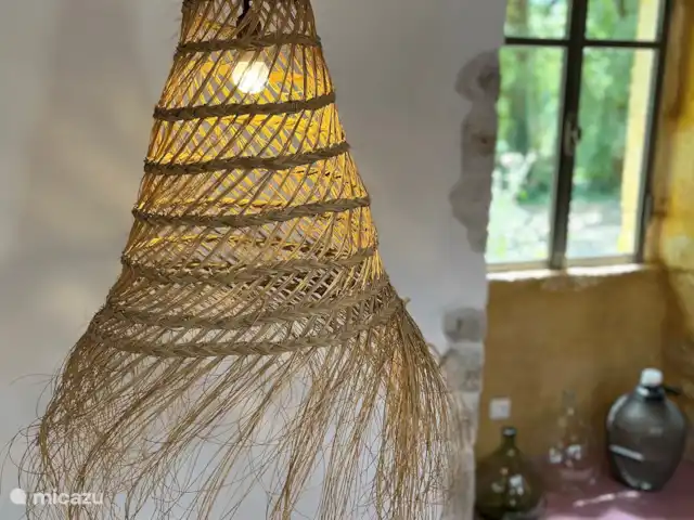 casa rural / cabaña en Francia, Lot, Marminiac – Bella Boissierette 'Pura' lámpara sobre escaleras