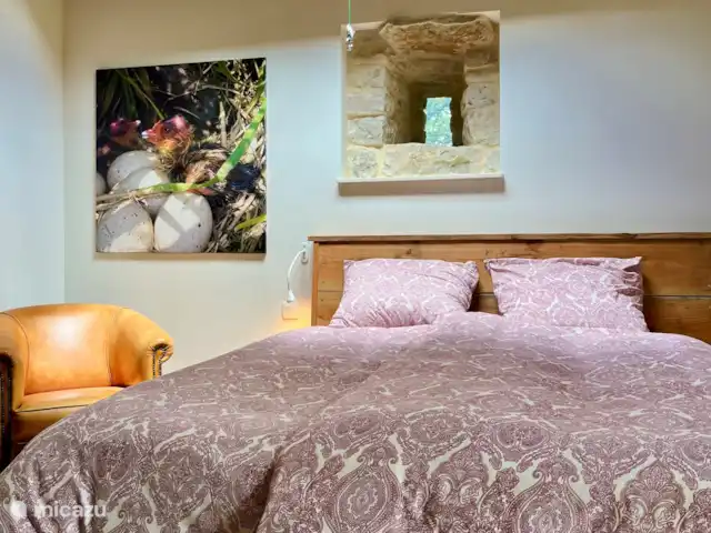 casa rural / cabaña en Francia, Lot, Marminiac – Bella Boissierette 'Pura' el amplio dormitorio principal. Tragaluz y puertas con muchas ventanas