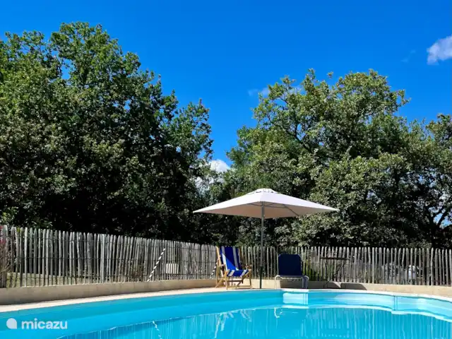 casa rural / cabaña en Francia, Lot, Marminiac – Bella Boissierette 'Pura' La piscina con vistas al valle y a las montañas