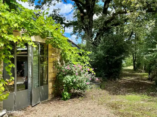 casa rural / cabaña en Francia, Lot, Marminiac – Bella Boissierette 'Pura' Desde el dormitorio, directamente al sendero privado.