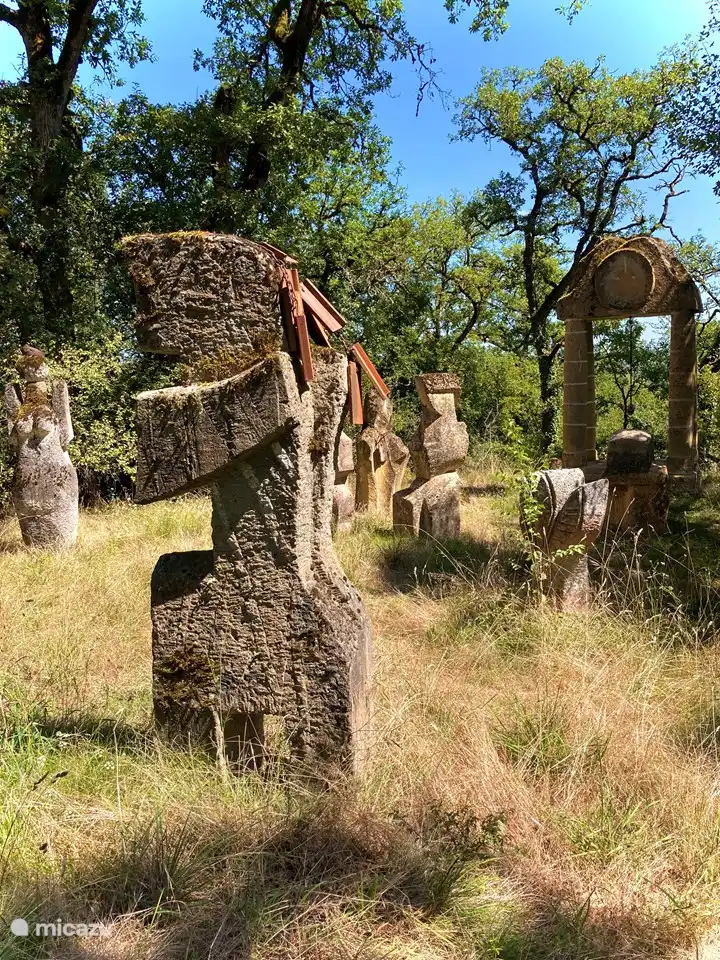 sculpturen aan de overkant in het grote bos. Ga op ontdekking en zoek ze op. Gratis toegankelijk.