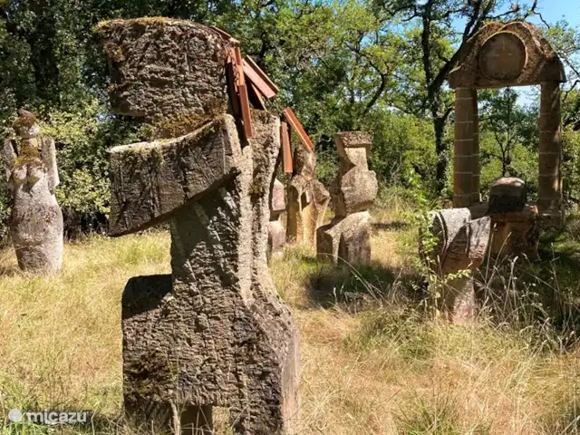 casa rural / cabaña en Francia, Lot, Marminiac – Bella Boissierette 'Pura' esculturas al otro lado de la carretera en el gran bosque. Vaya a explorar y búsquelos. Acceso libre.