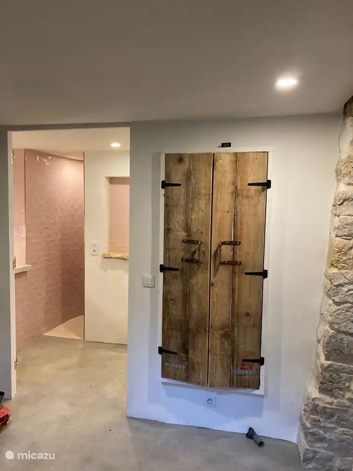 zicht naar de badkamer.