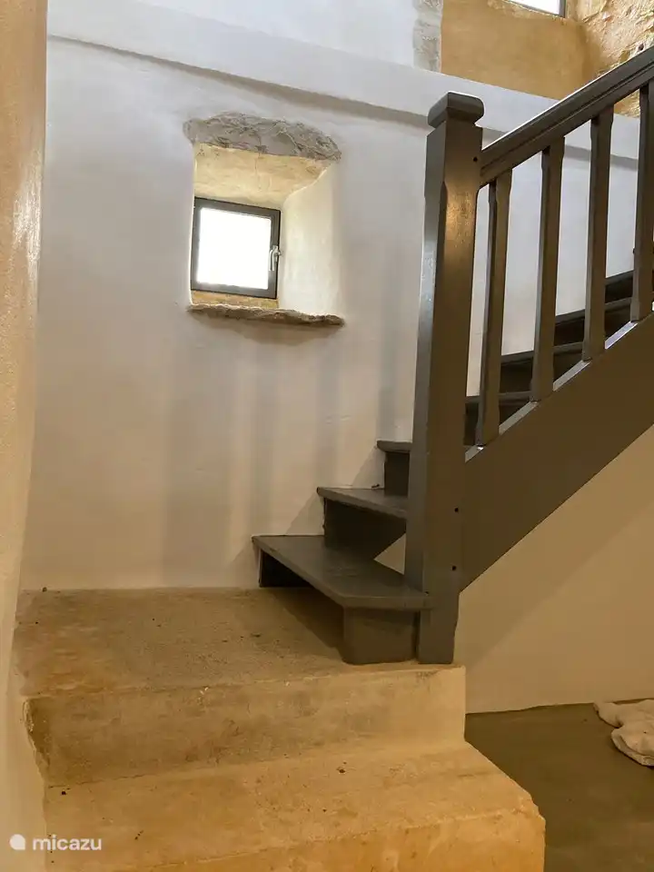 trap naar beneden naar de badkamer en grote hal