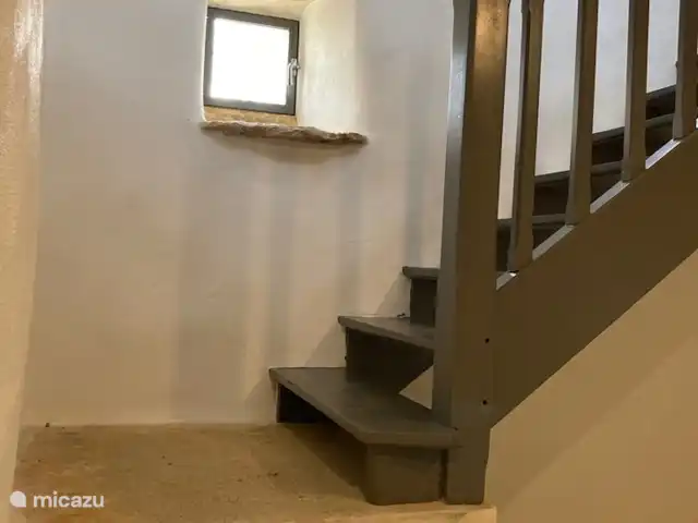 casa rural / cabaña en Francia, Lot, Marminiac – Bella Boissierette 'Pura' Escaleras que bajan al baño y gran pasillo