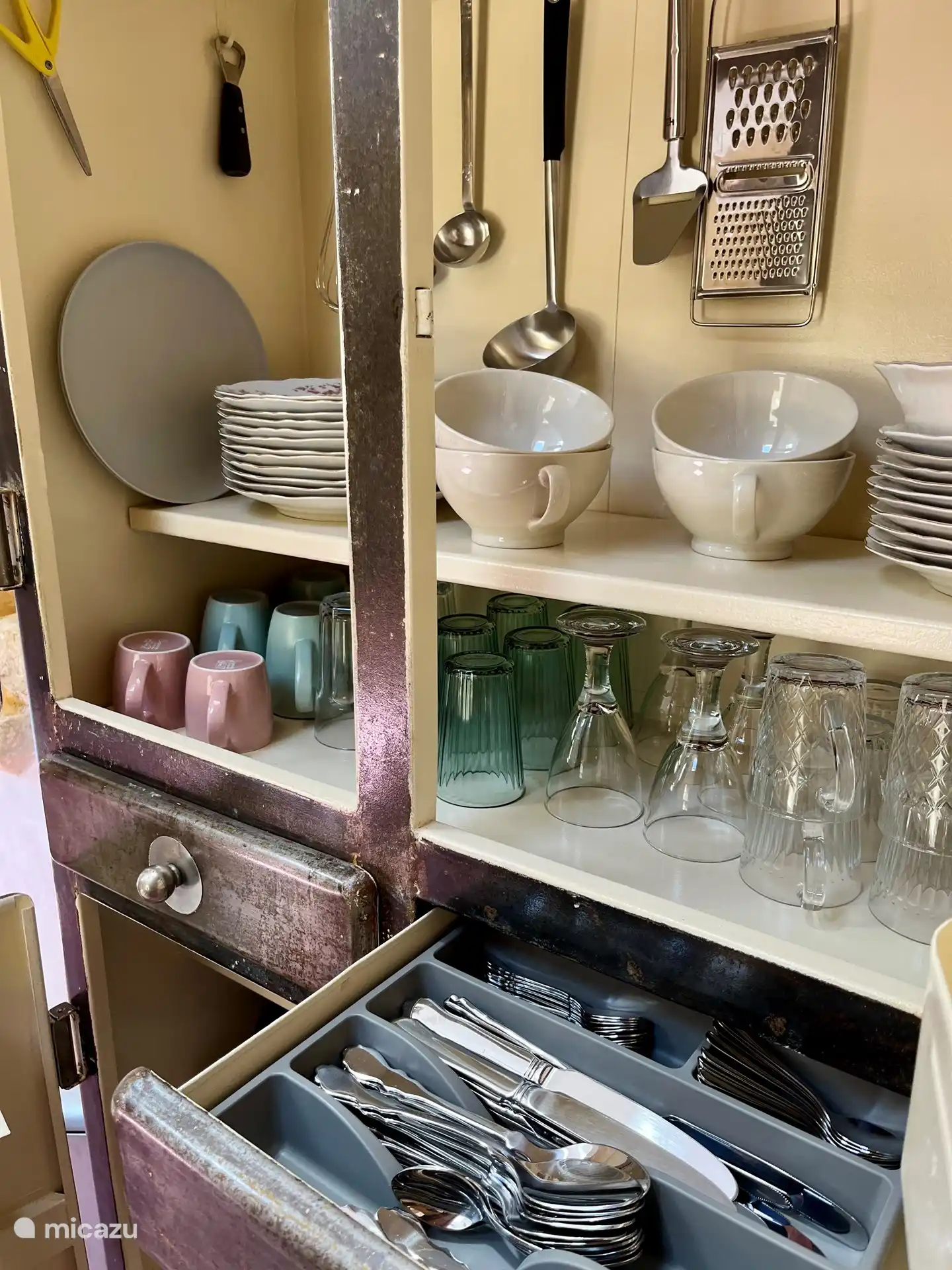 de kast met keukenspullen
