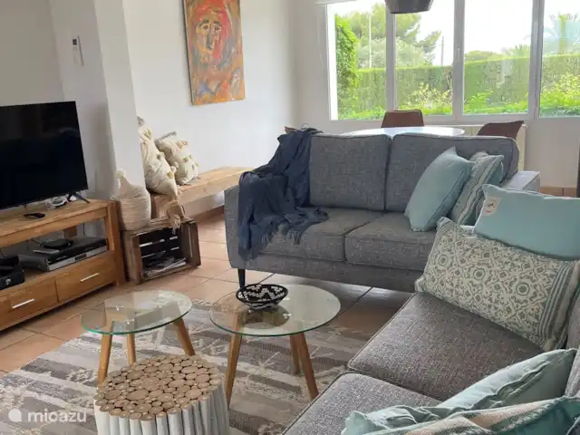 CasaSolymar en España, Costa Blanca, Moraira - villa Acogedora sala de estar, donde podrá relajarse. Vista al jardín y a las terrazas cubiertas. Naya al estilo ibicenco