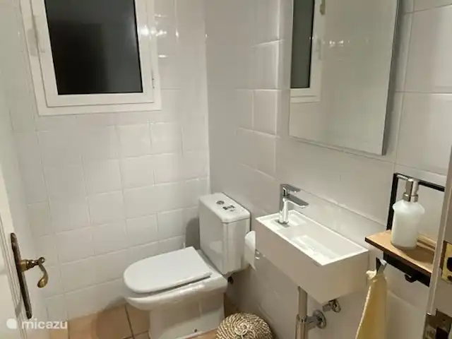 CasaSolymar en España, Costa Blanca, Moraira - villa Aseo de invitados separado en el hall de entrada.