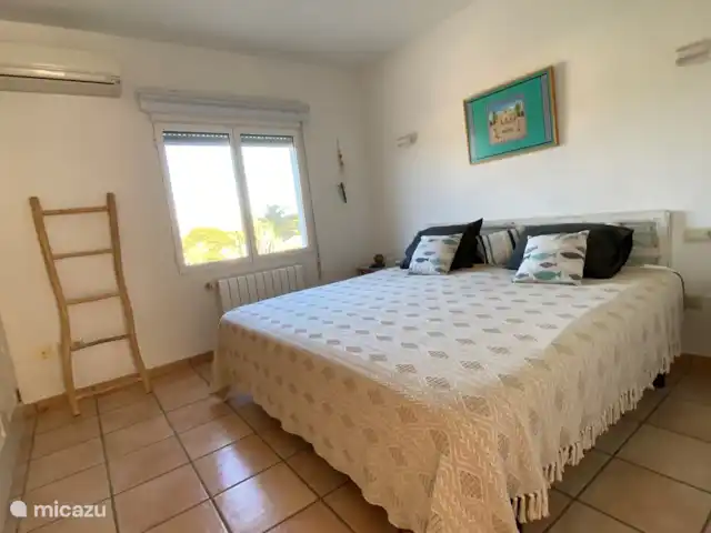 CasaSolymar en España, Costa Blanca, Moraira - villa Habitación 1 en planta alta. Equipado con armarios empotrados, aire acondicionado y cama de 2mX2m. La habitación se abre hacia el patio trasero y la piscina.