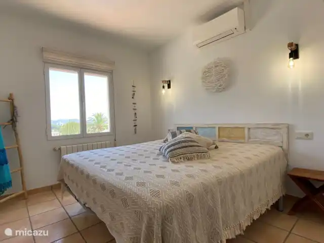 CasaSolymar en España, Costa Blanca, Moraira - villa Habitación 2 planta alta. Cama de matrimonio o 2 individuales. Aire acondicionado y pequeño vestidor. hermosa vista sobre la piscina