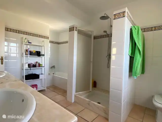 CasaSolymar en España, Costa Blanca, Moraira - villa Baño muy amplio con ducha efecto lluvia, bañera, 2 lavabos e inodoro.
